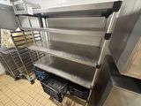 étagères en acier inoxydable dans une cuisine professionnelle comportant de nombreuses étagères