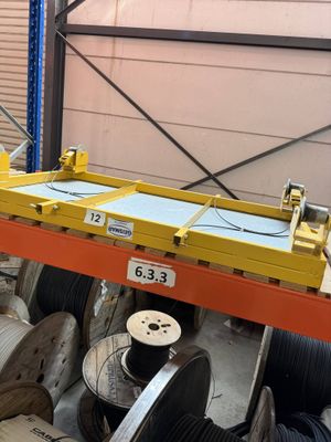 un homme qui se tient à côté d'un rack de câbles