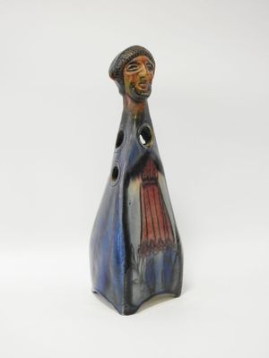 un vase bleu orné d'un homme, posé sur un fond blanc