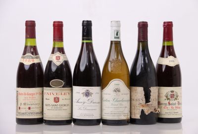 plusieurs bouteilles de vin sont alignées sur une table