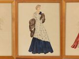 quatre photos encadrées représentant des robes de femme, exposées dans une pièce