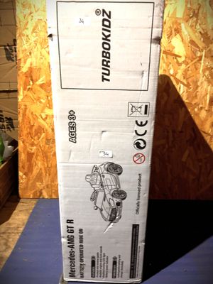 une boîte en carton posée sur une table