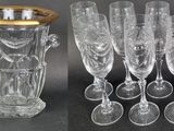un grand nombre de verres à vin posés sur une table