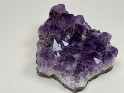 améthorate violet sur une surface blanche avec un fond blanc