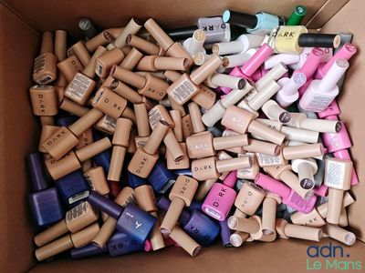 une boîte remplie de vernis à ongles et d'accessoires pour les ongles