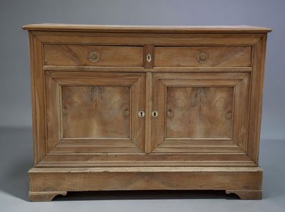 une image d'un meuble en bois avec deux portes et deux tiroirs