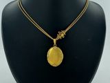 gros plan d'un collier sur le cou d'un mannequin