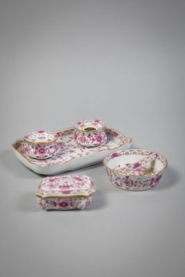 un ensemble de plats et de plateaux en porcelaine rose et blanche