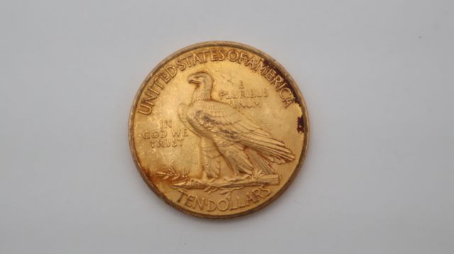 Une pièce de monnaie en or à valeur faciale de dix dollars USA tê...