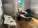 un bureau avec une chaise et un ordinateur portable dessus