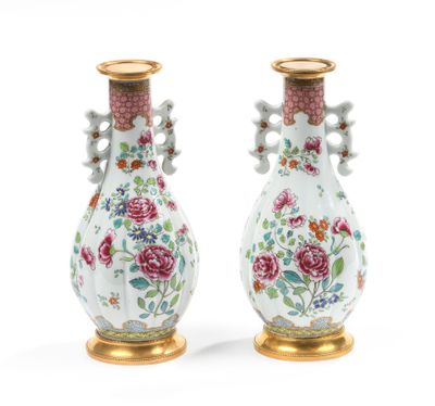 CHINE Paire de vases balustres côtelés en porcelaine émaillé…
