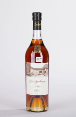 une bouteille de vin posée sur une table blanche