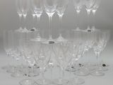 beaucoup de verres à vin vides sur la table
