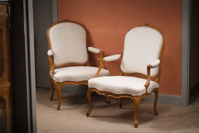 deux chaises assises l'une à côté de l'autre dans une pièce