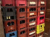 de nombreuses caisses empilées les unes sur les autres