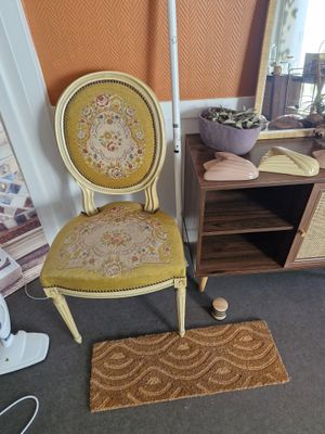 une chaise et un tapis dans une pièce aux murs orange