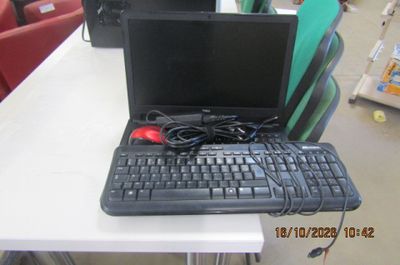 un ordinateur portable posé sur une table blanche