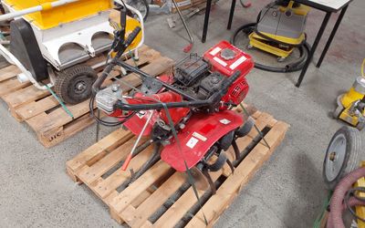un petit tracteur équipé d'un petit moteur, posé sur une palette