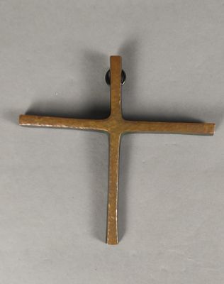 TOULHOAT Pierre (1923-2014). Croix en bronze martelé, à pati…