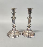 Paire de flambeaux en bronze argenté.