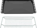 un gros plan d'une poêle et d'une grille sur fond blanc