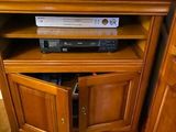 un meuble TV en bois intégrant un lecteur DVD
