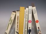 plusieurs livres sont empilés sur une table