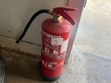 un extincteur à côté d'une borne d'incendie