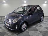 la petite voiture est garée dans le garage sur le sol en damier