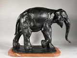 statue d'un éléphant posée sur un socle en marbre, sur fond blanc