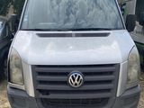 une camionnette garée sur un parking à côté d'autres véhicules