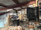 une pièce où il y a plein de cartons par terre