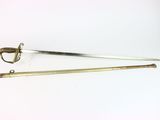 deux épées et une épée posées sur une surface blanche