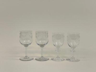 Réunion de quatre verres en cristal à décor de frises rubané…