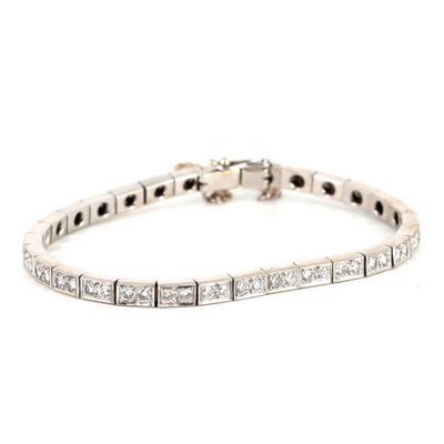 un bracelet en or blanc serti de diamants taille princesse