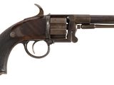 gros plan d'un revolver sur fond blanc