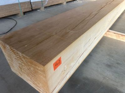 un gros morceau de bois posé par terre