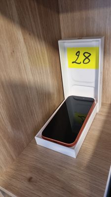 un téléphone portable posé sur une étagère dans une petite pièce