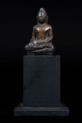 une image représentant une statue d'une personne assise sur un socle