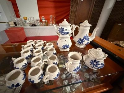 de nombreux vases bleus et blancs posés sur une table en verre
