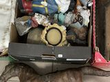 un chien allongé par terre à côté d'une boîte de jouets