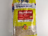 un gros plan d'un sac de riz posé sur une surface blanche
