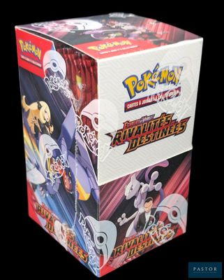 La boîte contient un assortiment de cartes à collectionner Pokémon et de cartes à collectionner.