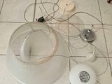 une lampe posée par terre à côté de quelques fils électriques