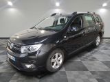 la petite voiture noire est garée sur un carrelage à carreaux
