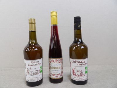 trois bouteilles de vin posées l'une à côté de l'autre sur une table