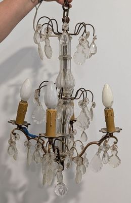 une personne qui tient un lustre à la main