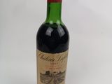 une bouteille de vin posée sur une table