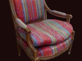 une image représentant une chaise dont l'assise est recouverte d'un tissu à rayures colorées