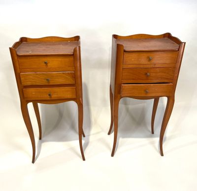 une paire de tables de chevet avec des tiroirs de chaque côté